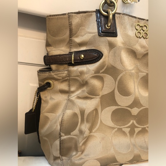 Coach Shoulder Bag Vintage, still beautiful!Gold accents make this Stunning bag! - Picture 15 of 16